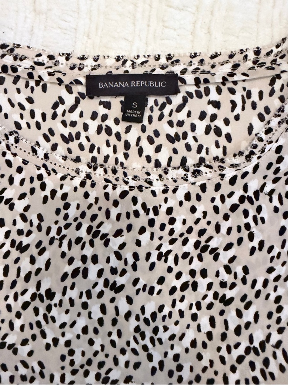 Banana Republic Beige and Black Spot Print Short Sleeve Top - Picture 3 of 4